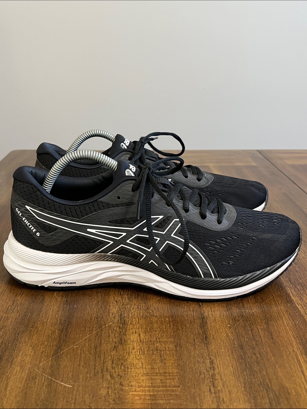 ASICS Gel Excite 6 Black and White Running Sneakers Womens Size 11 Wide 1012A154